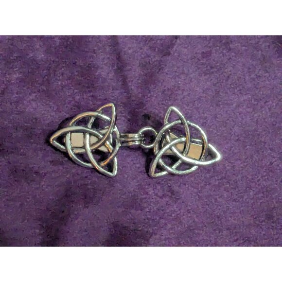 Silver Tone Double Shawl Cardigan Clasp Celtic Knot Triangle 2.5 in Long CL2 - Picture 1 of 3